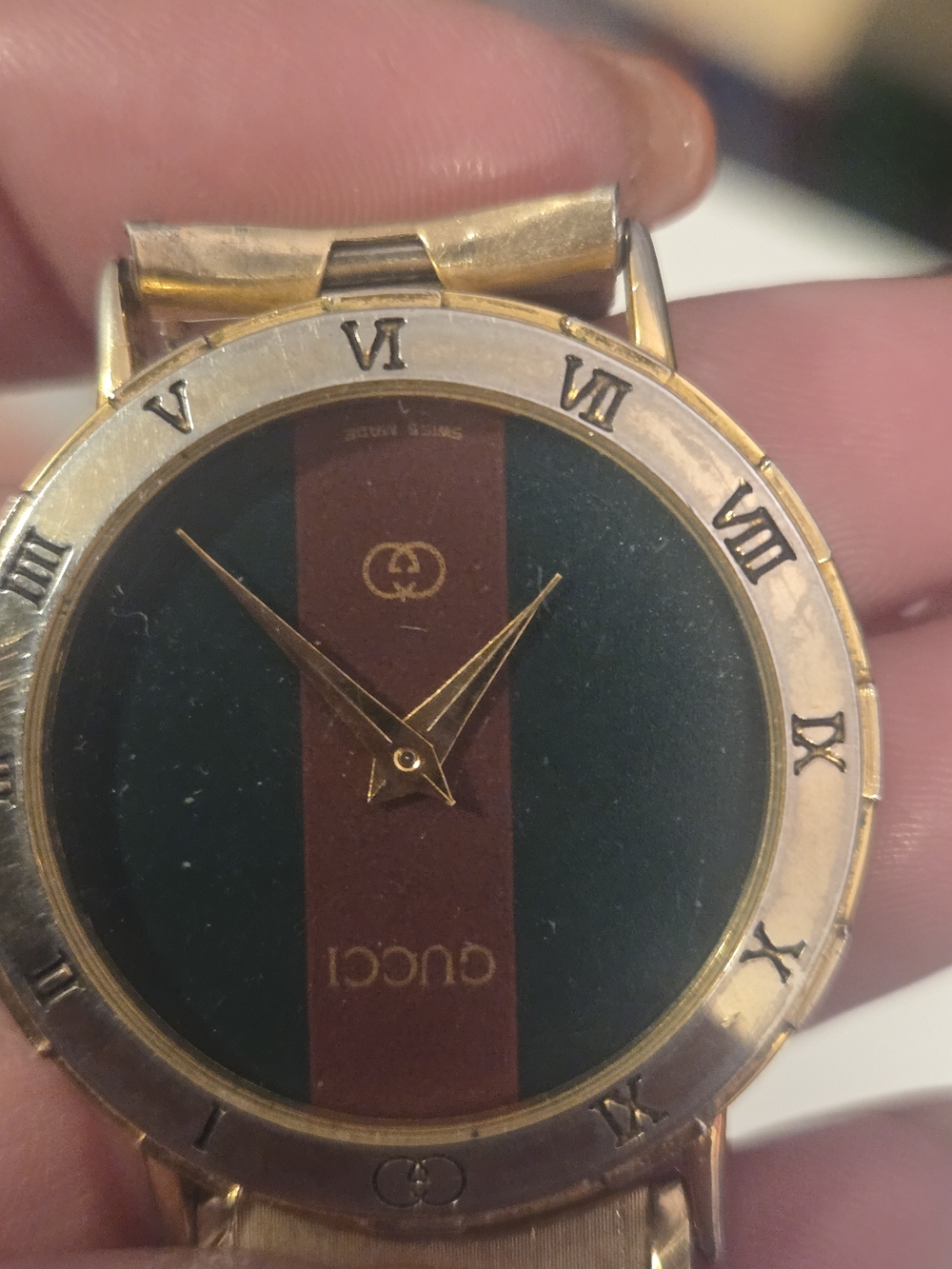 Authentic vintage Gucci model 9000L ladies wristwatch. Swiss made quartz movemen
